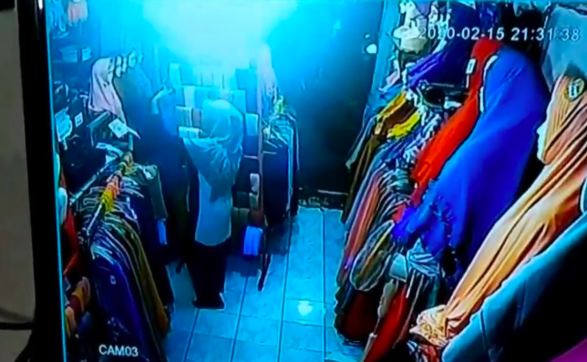 Perempuan Berhijab Terekam CCTV sedang Mencuri  di Toko 