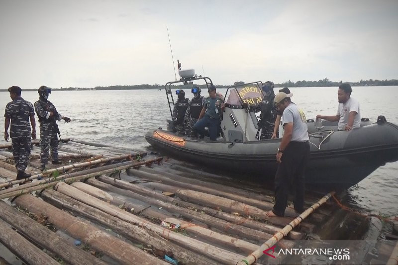 Batang Kayu TNI AL Temukan Ribuan Batang Kayu  Gelondongan Tak Bertuan 