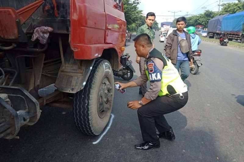 Sugiyono Terjatuh dari Motor Tiba  tiba  Datang Truk  