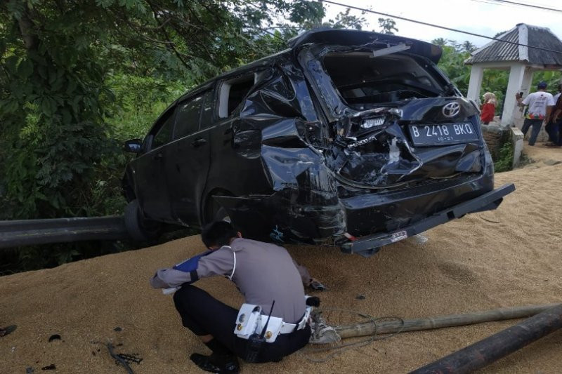  Truk  Gandeng  Hantam Dua Mobil dan Satu Motor Tiga Orang 