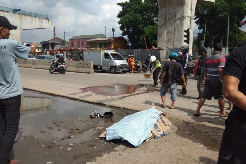 Jasad Nur Husein yang Terkapar di  Jalan Langsung Ditutupi 