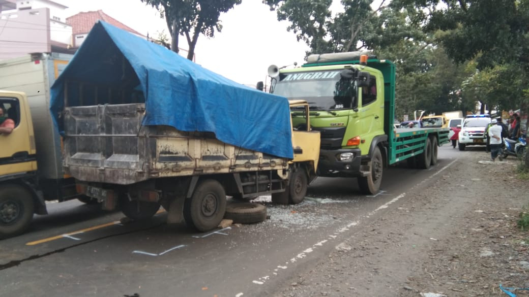  Truk  Adu Banteng di Cianjur Nih Fotonya Daerah JPNN com