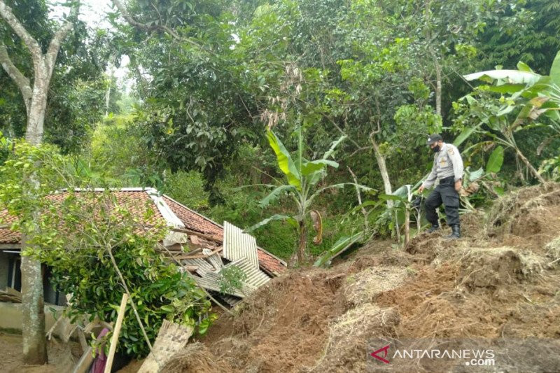 Warga Sempat Melihat Tanda Akan Terjadi Longsor - Daerah ...