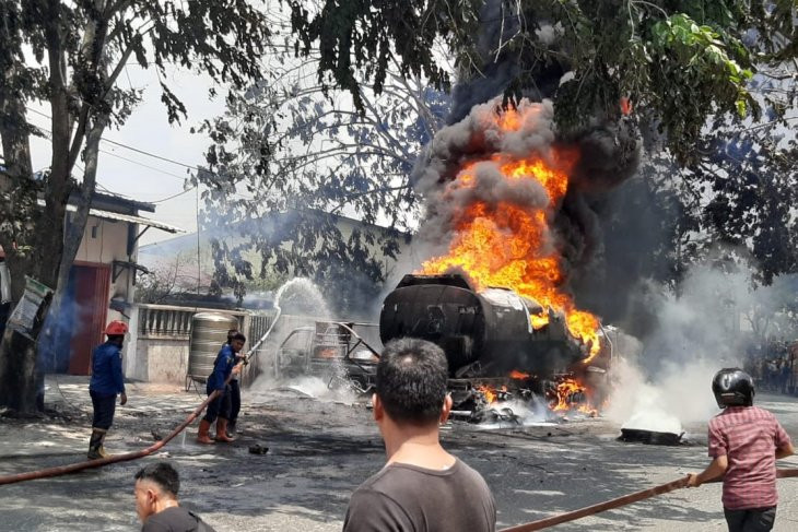  Truk  Tangki  Pertamina  Ludes Terbakar  Ledakan Terdengar 