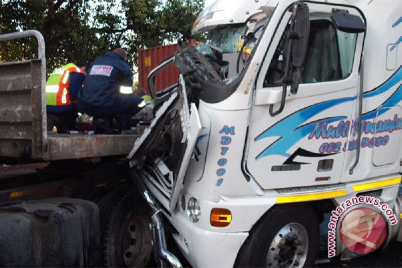 Sopir Tiba  tiba  Meninggal Truk  Tabrak Pembatas Jalan di 