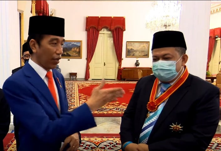 Presiden Joko Widodo dan Wakil Ketua DPR 2014-2019 Fahri Hamzah usai penganugerahan Tanda Kehormatan RI 2020 di Istana Negara, Jakarta Pusat, Kamis (13/8). Foto: YouTube/BPMI