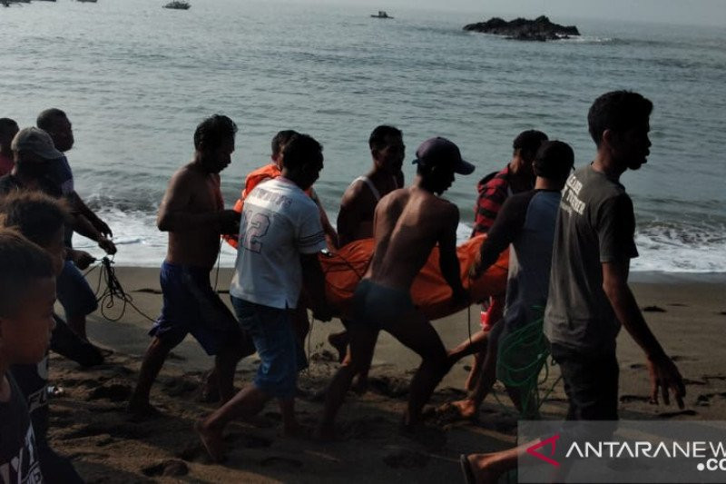 Ada Benda Mengapung di Pantai Karanghawu, Ternyata, Warga Langsung