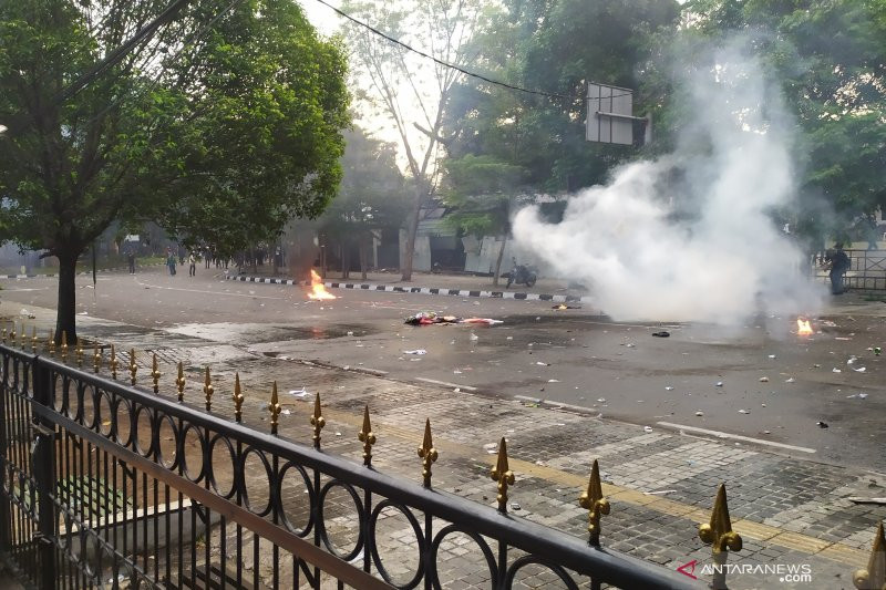 Demo di Bandung  Kembali Rusuh Massa dan Polisi Terlibat 