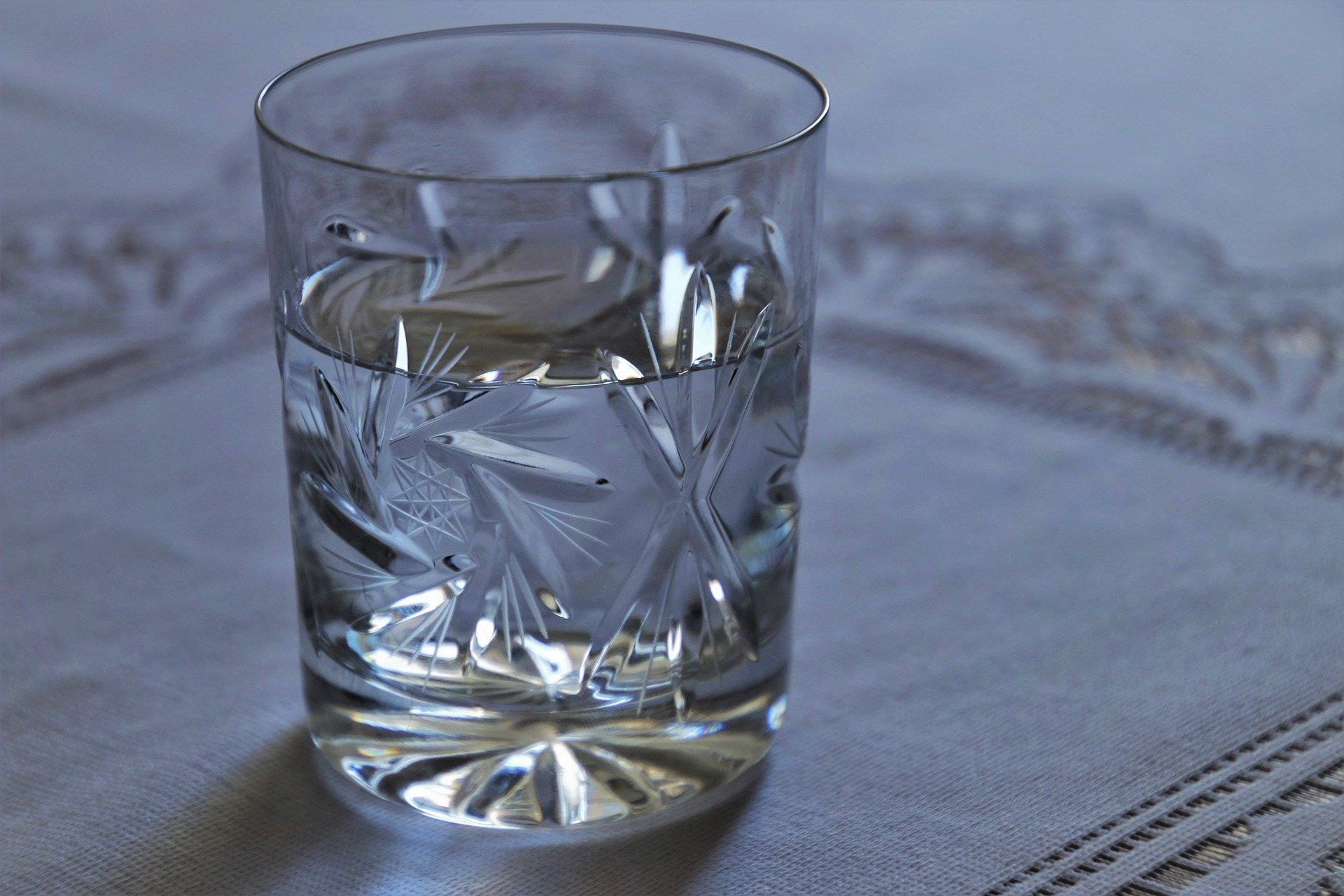 6 Manfaat Mengejutkan Minum Air Putih Hangat Setiap Pagi - Lifestyle