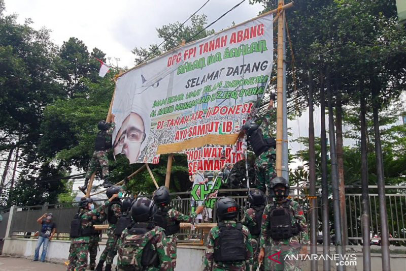  Baliho  Habib Rizieq Dicopot TNI Kompolnas Meminta 