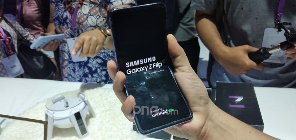 Galaxy Z Flip Telefon Boleh Lipat Samsung Yang Lebih Mudah