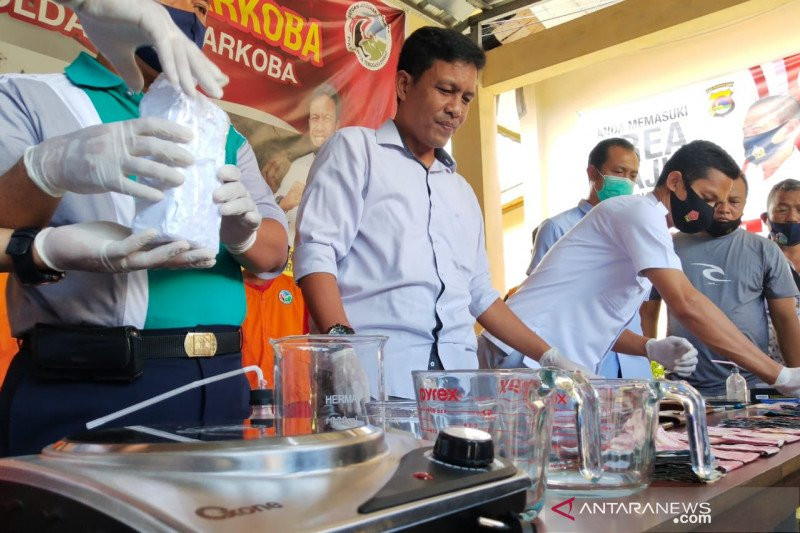 Pemasok Bahan  Baku  Pembuatan  Sabu sabu di Rumah  Ustaz SA 