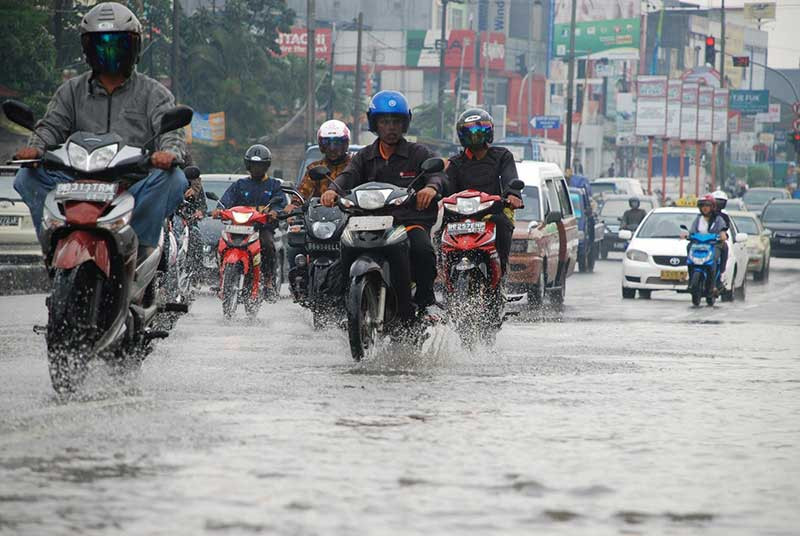 4 Cara Ngerem Naik Sepeda Motor saat Musim Hujan Agar Tidak Tergelincir - JPNN.com