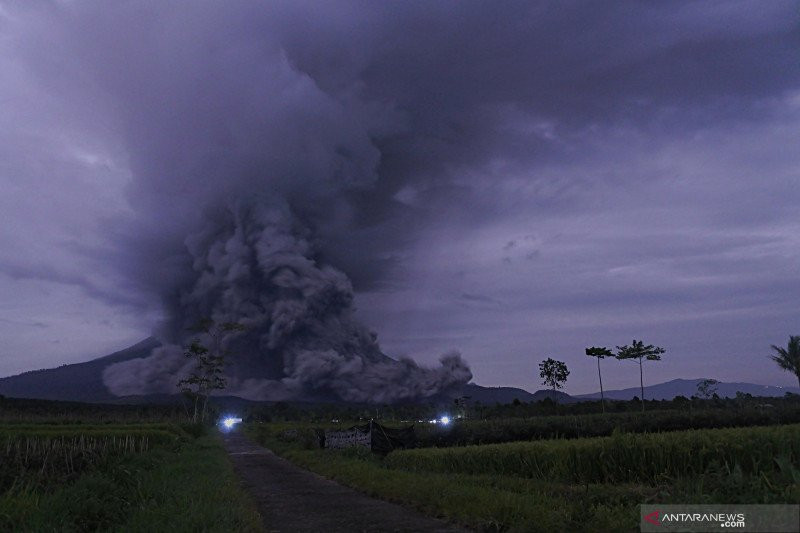 Catat Ini Status Gunung Semeru  Setelah Memuntahkan Awan 