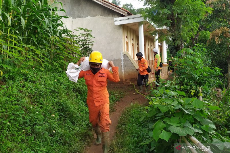 Dahsyatnya Longsor di Sumedang, 27 Orang Hilang, Ratusan ...