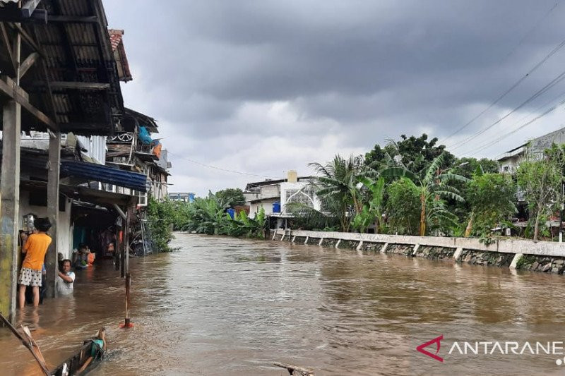 Banjir akibat luapan Kali Mampang terjadi di Jalan Pondok Jaya, Mampang Prapatan, Jakarta Selatan, Sabtu (20/2/2021). Foto: ANTARA/Laily Rahmawaty