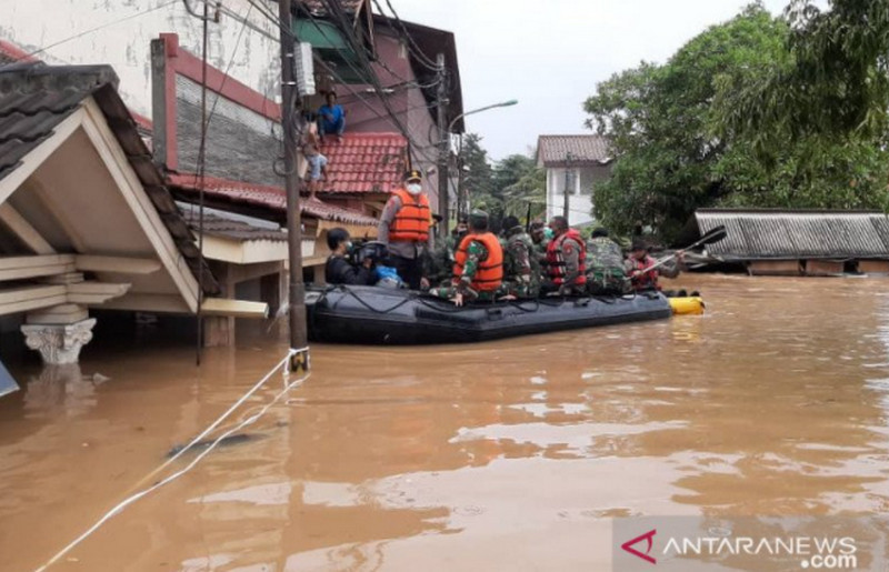 Tim gabungan menyusuri lokasi banjir menggunakan perahu karet di RW04 Cipinang Melayu, Jakarta Timur, Sabtu (20/2/2021).