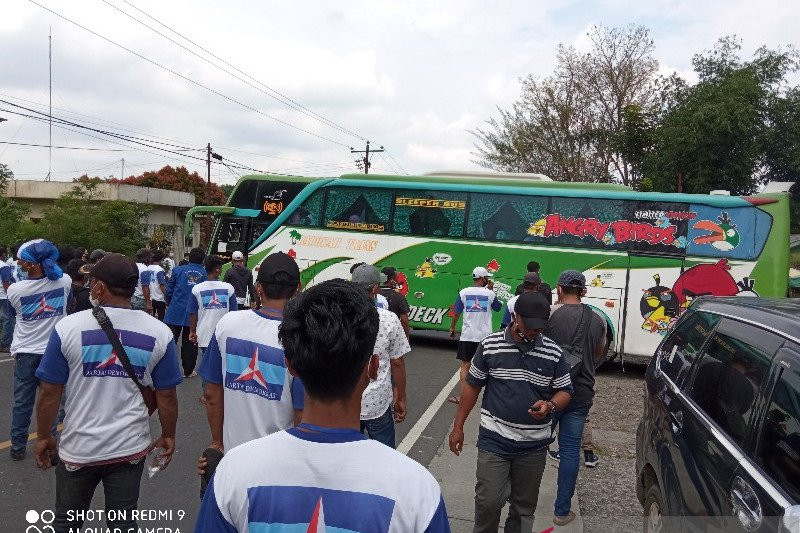 Massa pendukung KLB Demokrat memaksa bus yang membawa massa penentang KLB untuk berputar arah. Foto: ANTARA/Juraidi