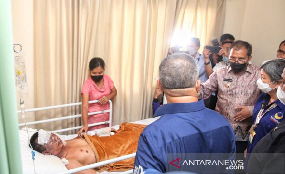 Wali Kota Makassar Moh Ramdhan Pomanto saat menjenguk Cosmas Balalembang, Senin (29/3). Foto: ANTARA/HO-Humas Pemkot Makassar