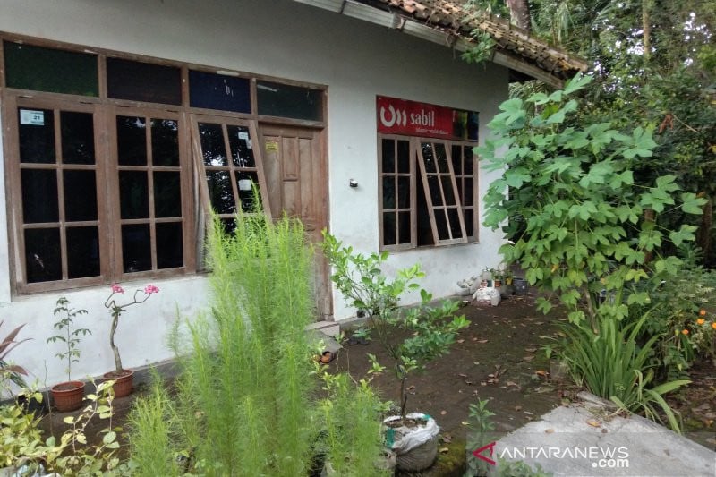 Rumah kontrakan yang digerebek Tim Densus 88 karena penghuni diduga terlibat jaringan teroris di Dusun Segoroyoso, Segoroyoso Pleret Bantul, DIY. Foto: ANTARA/Hery Sidik