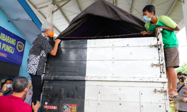 Pak Ganjar was desperate to climb a passing truck, but this is what he found