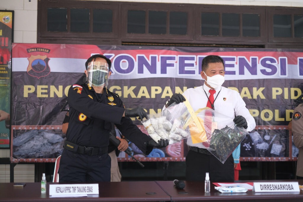 Bea Cukai Tanjung Emas Menggagalkan Penyelundupan 1 Kg Sabu-Sabu Lewat Barang  Kiriman - JPNN.com