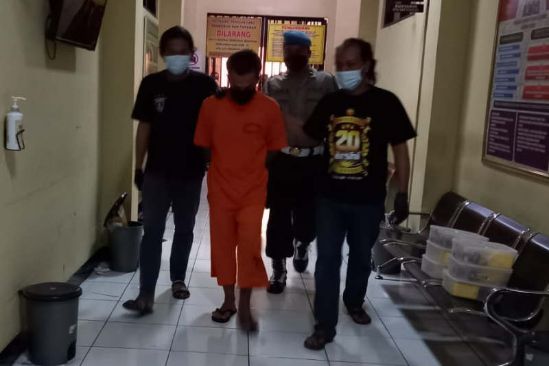 Petugas meringkus pelaku penipuan terhadap seorang nenek di Kabupaten Magelang, Senin (26/7/2021). ANTARA/HO-Polres Magelang