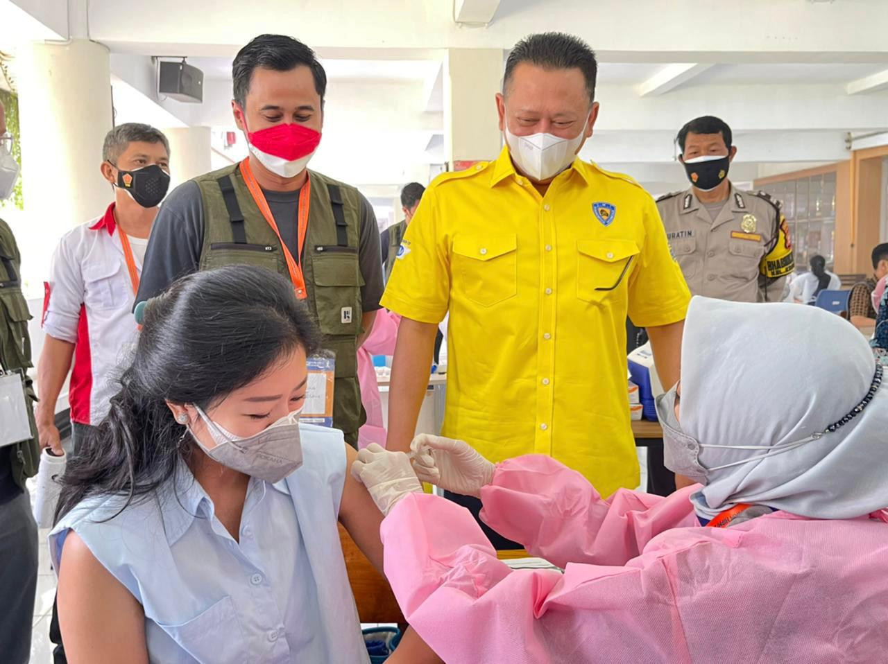 ketua mpr ri bambang soesatyo mengunjungi sentra vaksinasi c 96