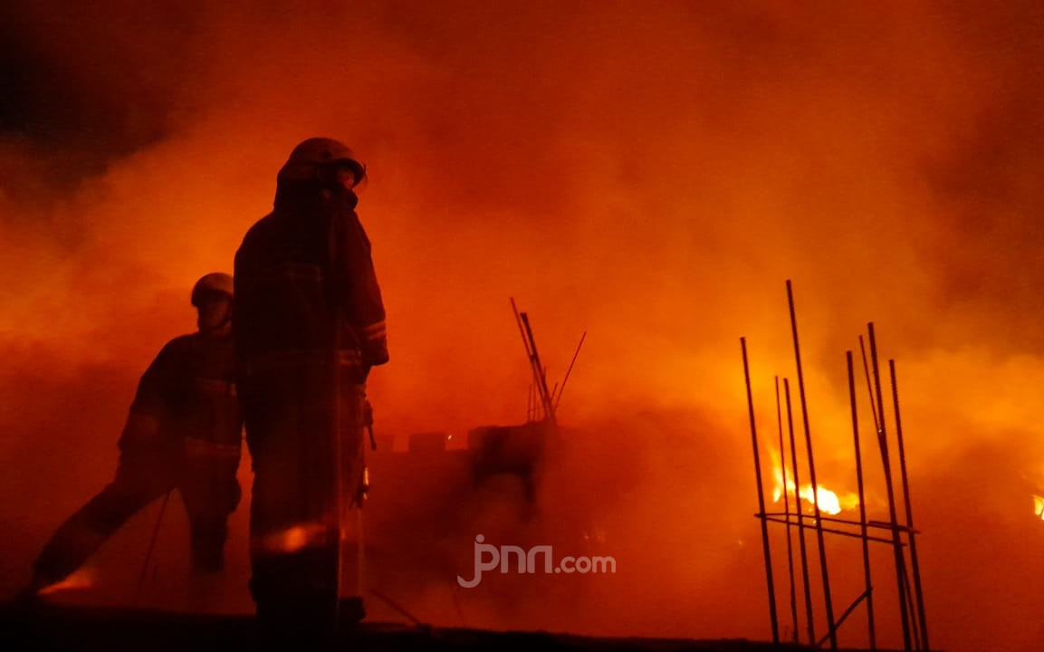 Akibat Korsleting Listrik, Rumah Dua Lantai di Cimanggis Depok Hangus Terbakar - JPNN.com Jabar