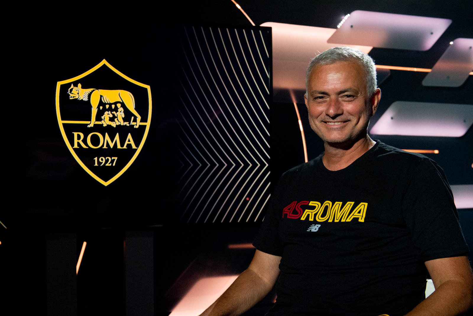 Jose Mourinho Siap Berperang dengan Panji AS Roma ...