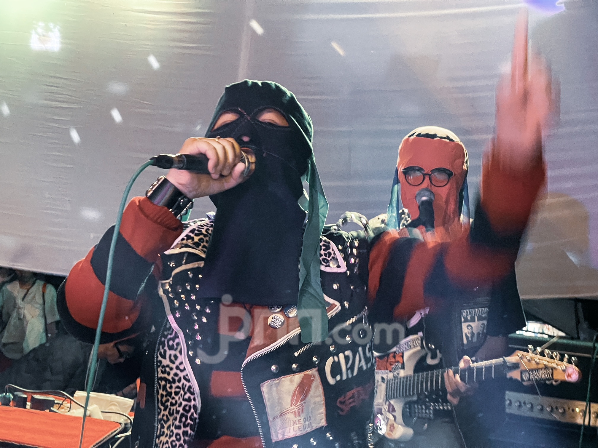 Band post-punk asal Purbalingga, Sukatani tampil dalam RRREC Fest 2023 di kawasan Sukabumi, Jawa Barat, pada Sabtu (7/10/2023). Foto: Dedi Yondra / JPNN.com