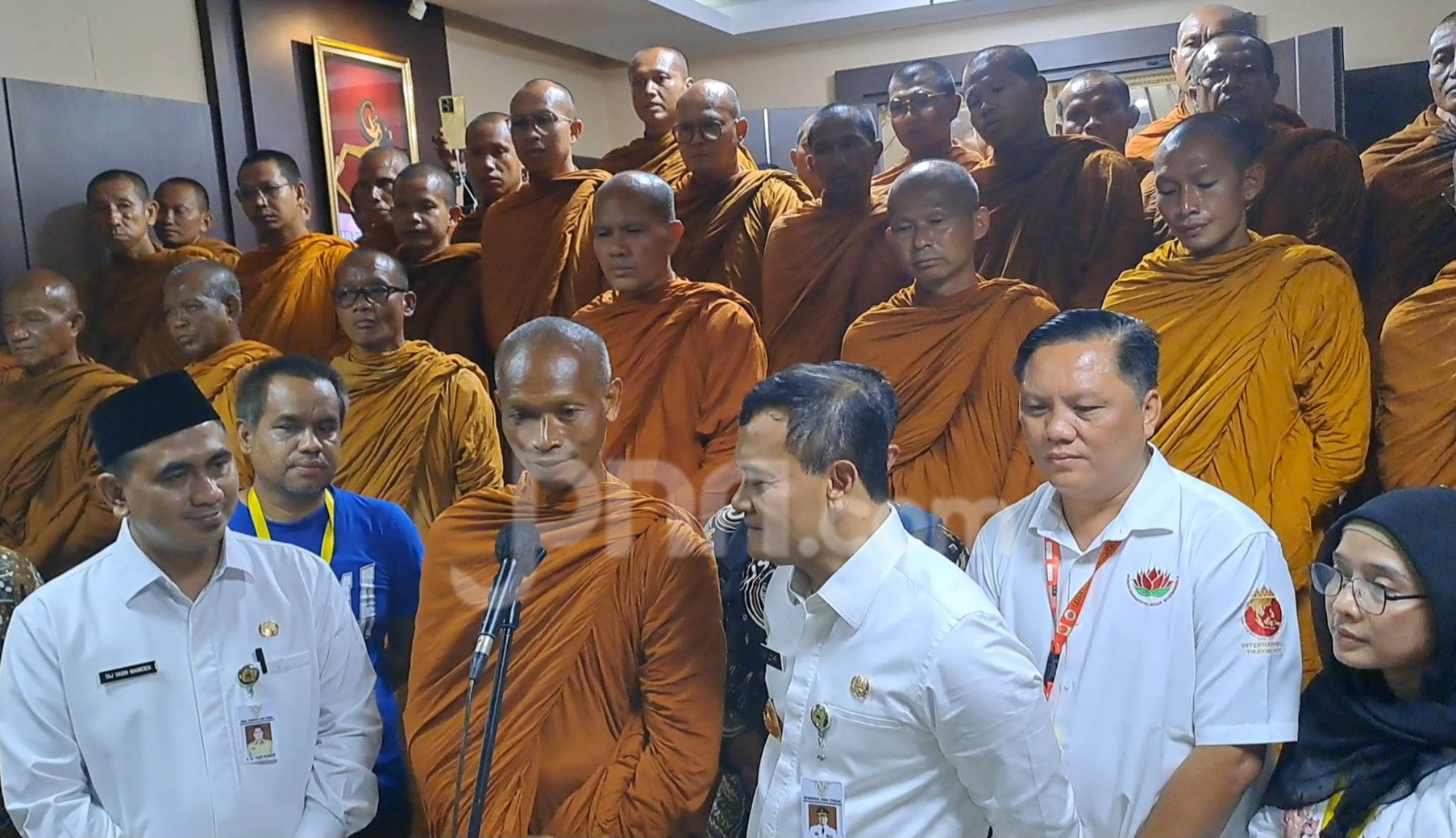 Bhikkhu Thudong Singgah di Kantor Gubernur Jateng, Luthfi Dukung Penuh - JPNN.com