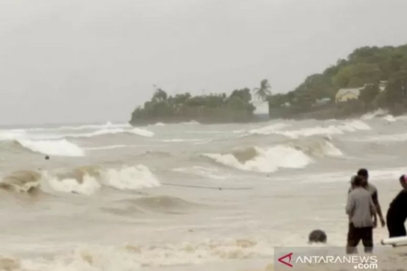 Prakiraan Cuaca Besok: Gelombang Tinggi Terjang Perairan NTT, Risiko untuk Lalu Lintas Kapal - JPNN.com Bali