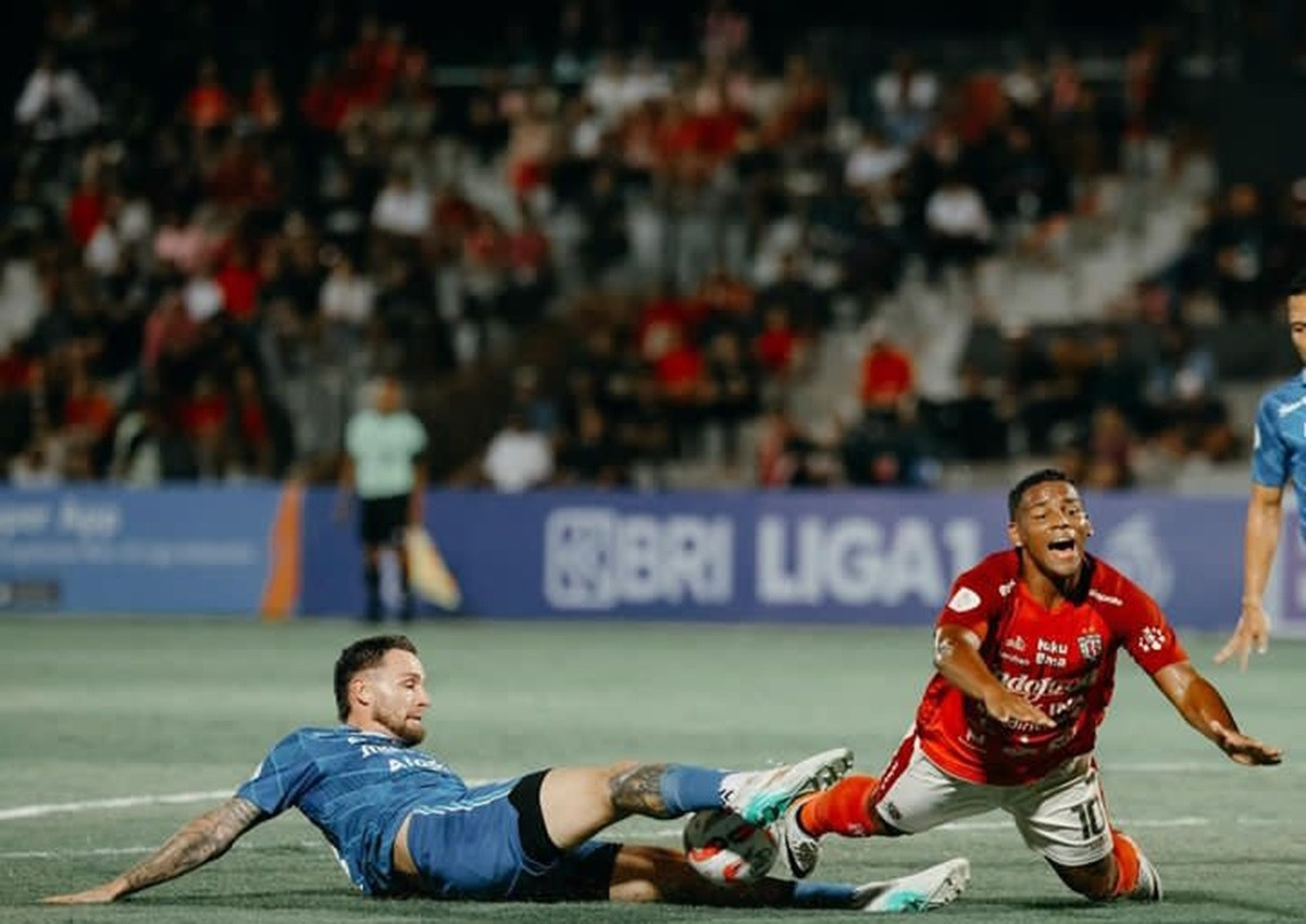 Ratusan Suporter Menyaksikan Laga Bali United vs Persib, Polisi Turun Tangan - JPNN.com Bali