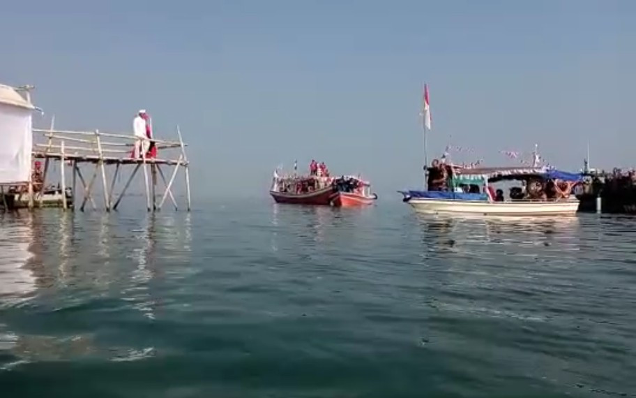 Nelayan Karangantu Upacara HUT RI di Tengah Laut, Tetap Khidmat - JPNN.com Banten