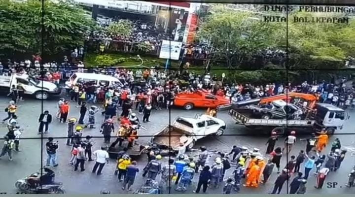 At Least Five Killed in Serial Road Accident in Balikpapan - JPNN.com English