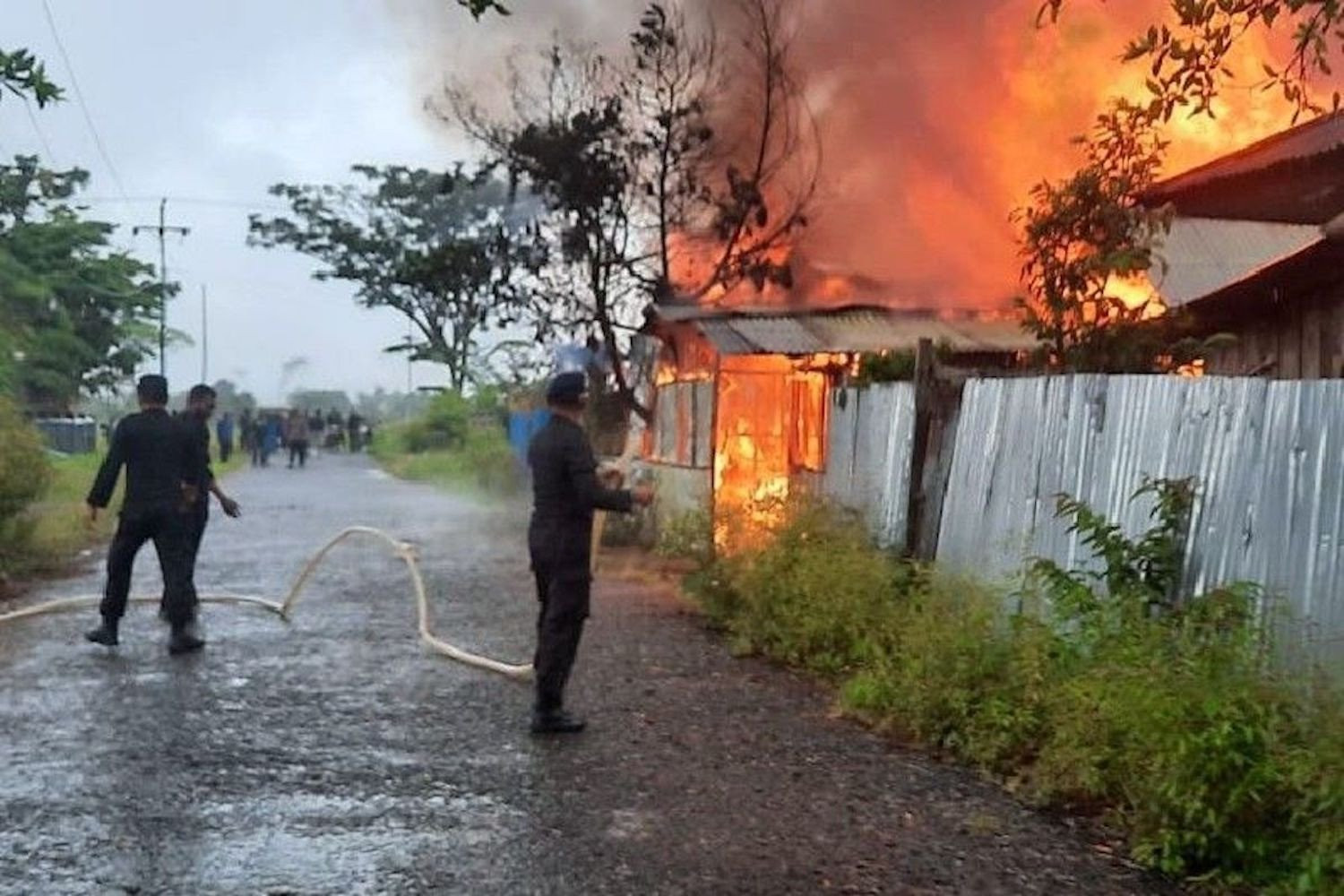 More Houses Burned Ahead of Revote for Yalimo Regent in Papua - JPNN.com English