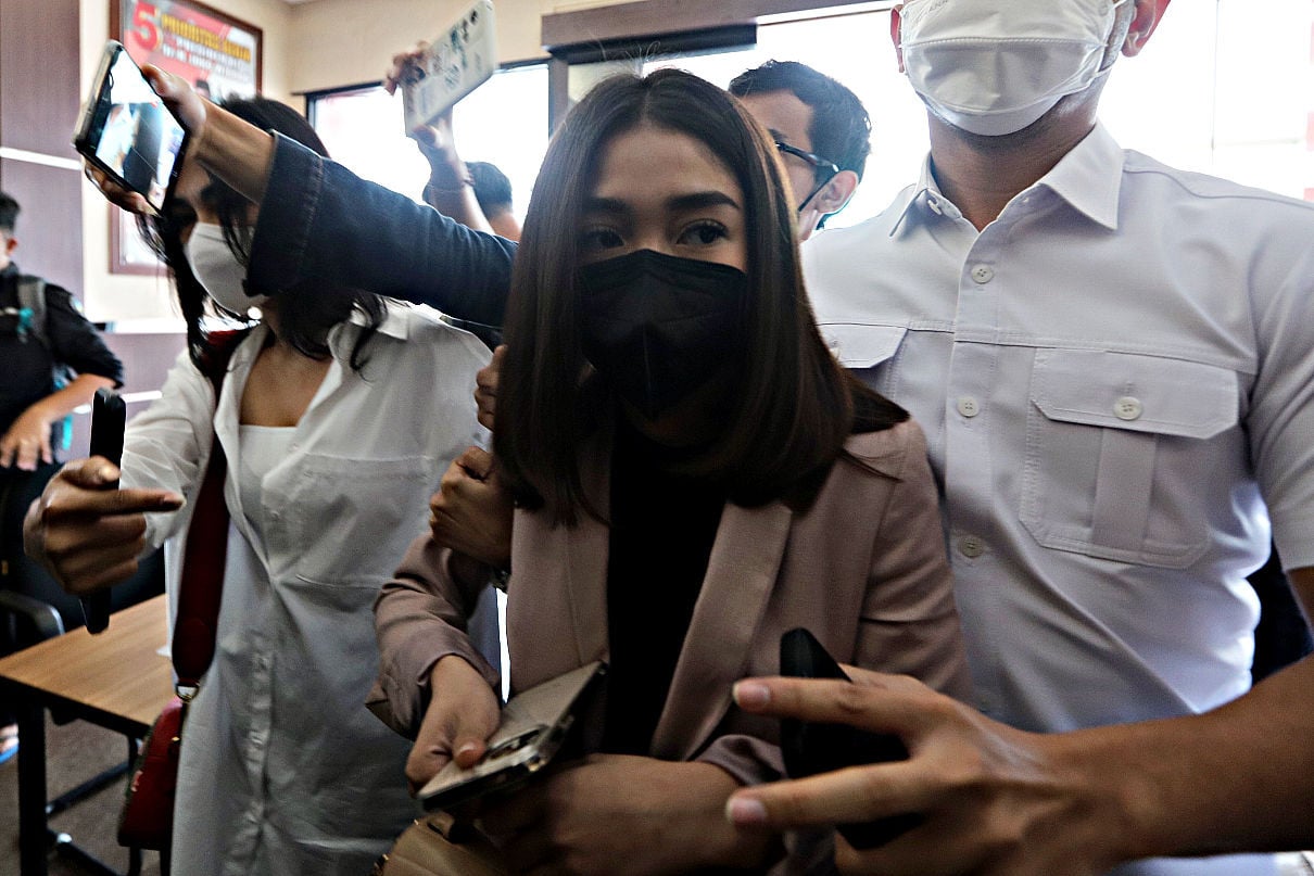 Selebritas Chandrika Chika menjalani pemeriksaan di Polres Metro Jakarta Selatan, Kamis (21/4). Foto: Ricardo/JPNN.com