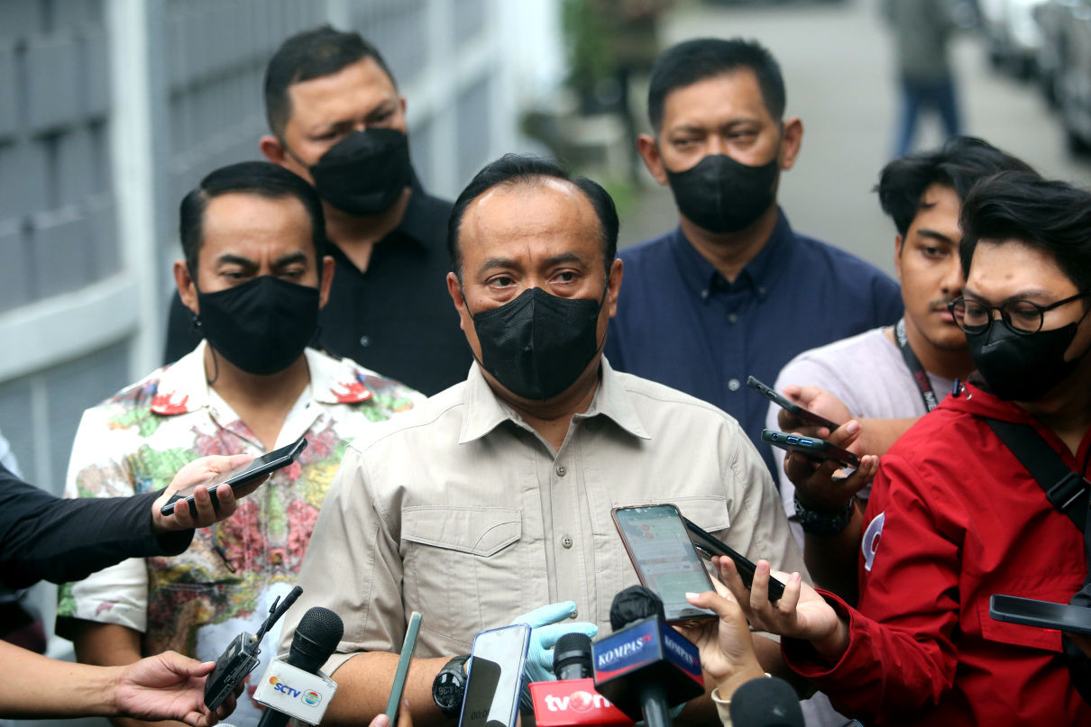 Kadiv Humas Polri Irjen Dedi Prasetyo saat memberikan keterangan pers di rumah dinas Irjen Ferdy Sambo, Kompleks Polri Duren Tiga, Jakarta Selatan, Sabtu (23/7). Foto : Ricardo/JPNN