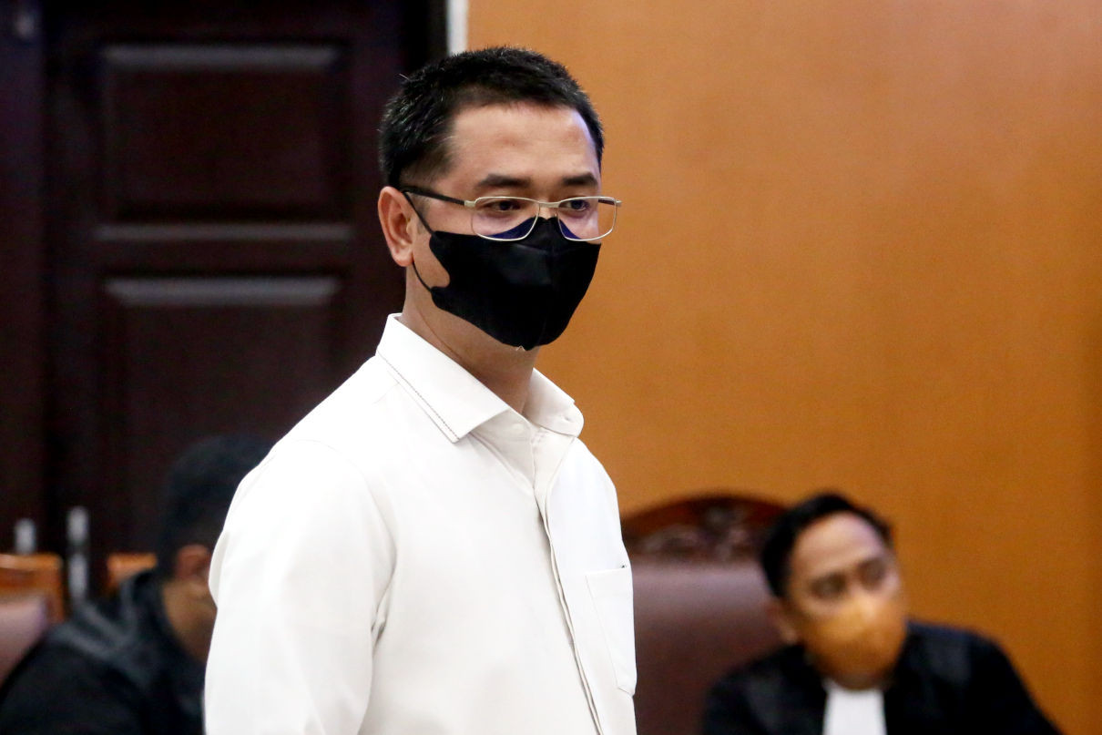 Terdakwa kasus perintangan penyidikan atau obstruction of justice AKP Irfan Widyanto menjalani sidang dakwaan di Pengadilan Negeri Jakarta Selatan, Rabu (19/10). Foto : Ricardo
