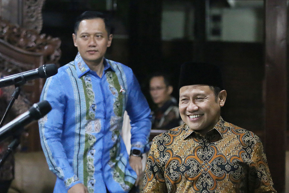 Ketua Umum Partai Demokrat Agus Harimurti Yudhoyono (AHY) dan Ketua Umum PKB Muhaimin Iskandar memberikan keterangan pers seusai melakukan pertemuan di Puri Cikeas, Bogor, Rabu (3/5). Pertemuan tersebut untuk silaturahmi dan membahas isu-isu kebangsaan saat ini.
