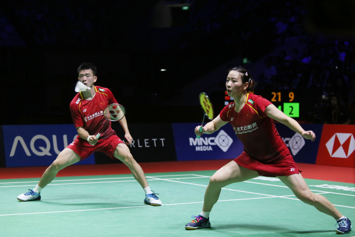 Ganda campuran China Zheng Si Wei (kiri) dan Huang Ya Qiong pada final Indonesia Open 2023 di Istora Senayan, Jakarta, Minggu (18/6).