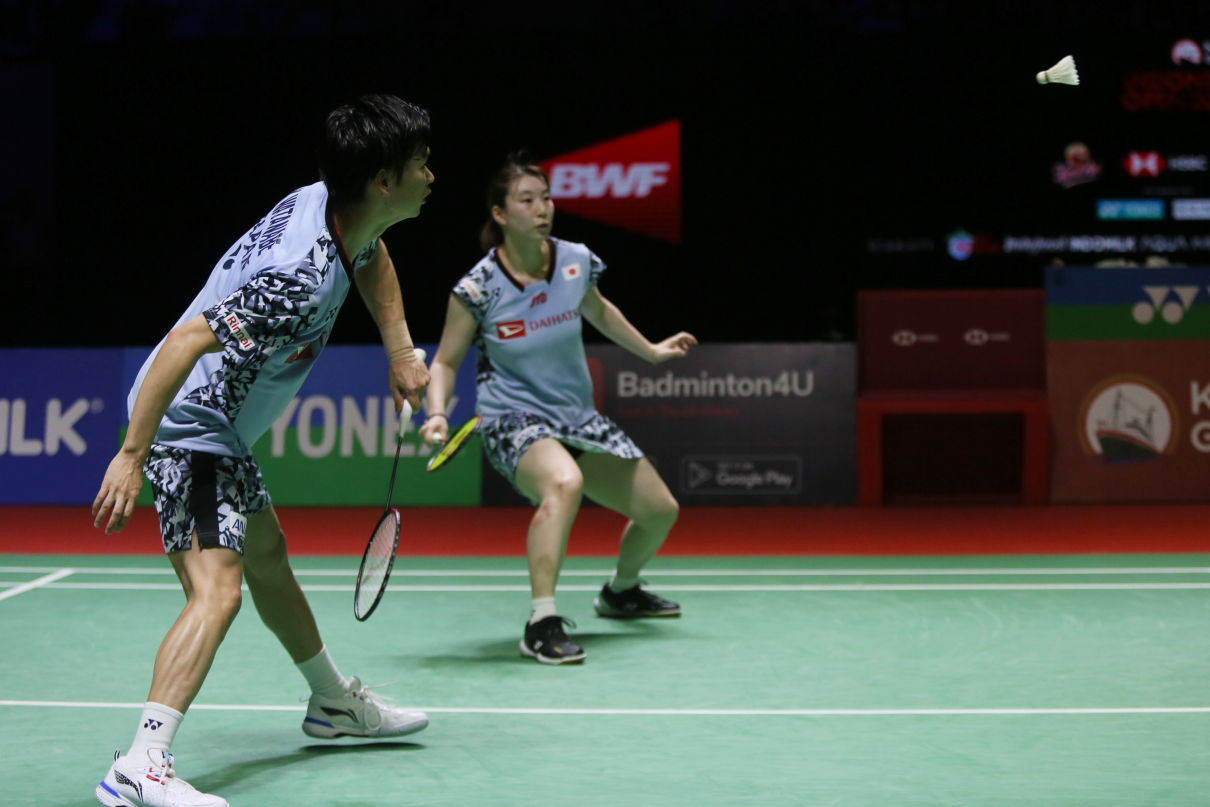 Ganda campuran Jepang Yuta Watanabe (kiri) dan Arisa Higashino pada final Indonesia Open 2023 Super 1000.