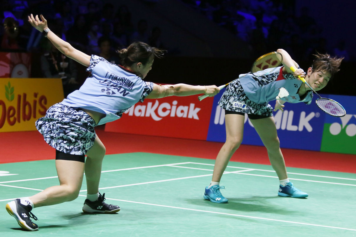 Ganda putri Jepang Yuki Fukushima (kiri) dan Sayaka Hirota di final Indonesia Open 2023 di Istora Senayan, Jakarta, Minggu (18/6).