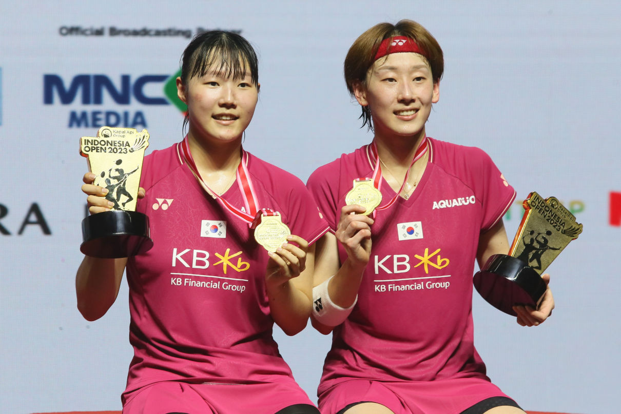 Ganda putri Korea Baek Ha Na (kiri) dan Lee So Hee menjadi yang terbaik di Indonesia Open 2023.