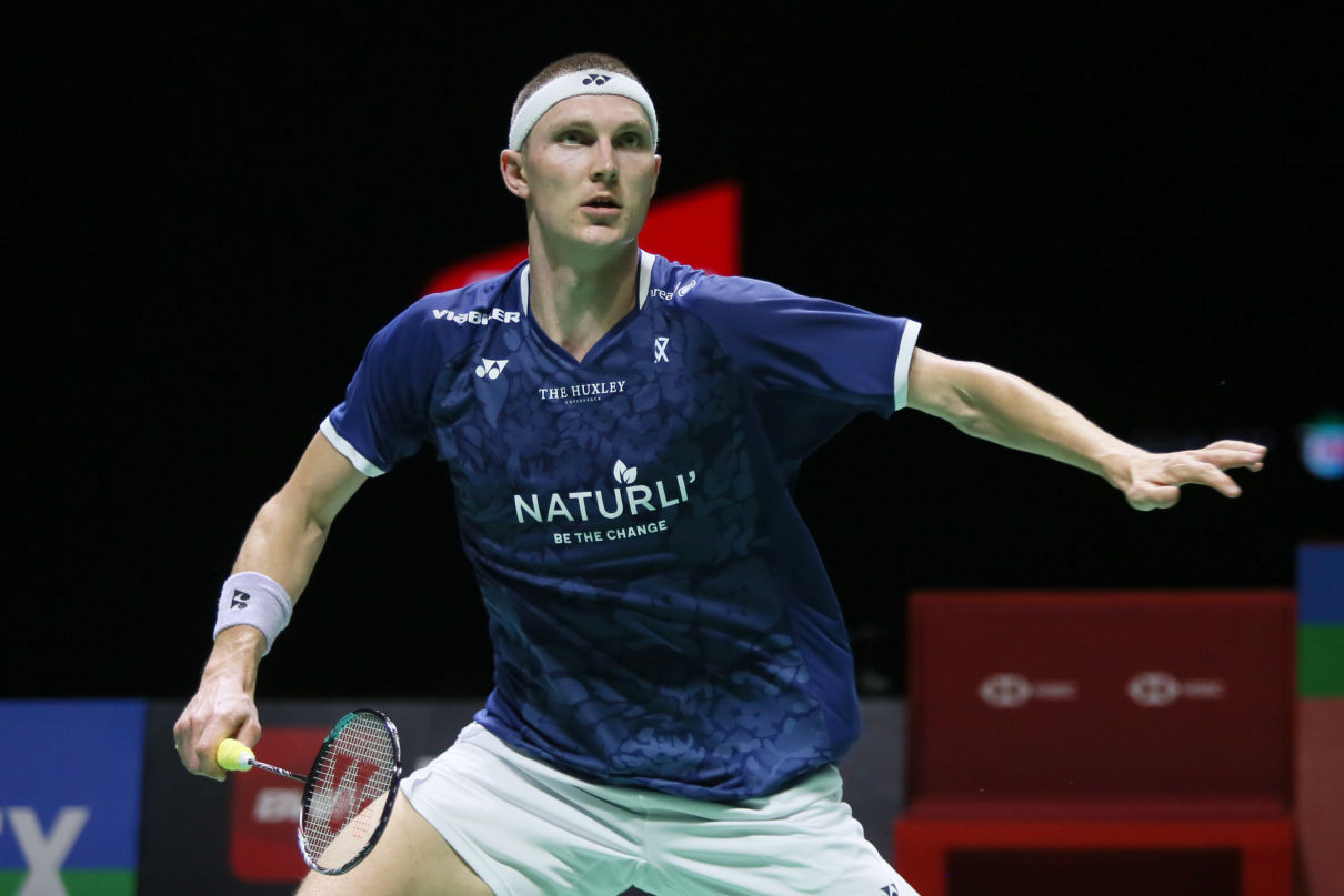 Tunggal putra Denmark Viktor Axelsen saat melawan tunggal putra Indonesia Anthony Sinisuka Ginting pada final Indonesia Open 2023 di Istora Senayan, Jakarta, Minggu (18/6). Viktor Axelsen menang atas lawannya dengan skor 21-14 dan 21-13.