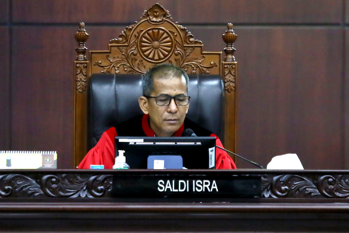 Hakim MK Saldi Isra saat sidang putusan gugatan uji materi batas usia minimal capres dan cawapres dalam Undang-Undang Nomor 7 Tahun 2017 tentang Pemilu di Gedung MK, Jakarta, Senin (16/10). Foto: Ricardo/JPNN