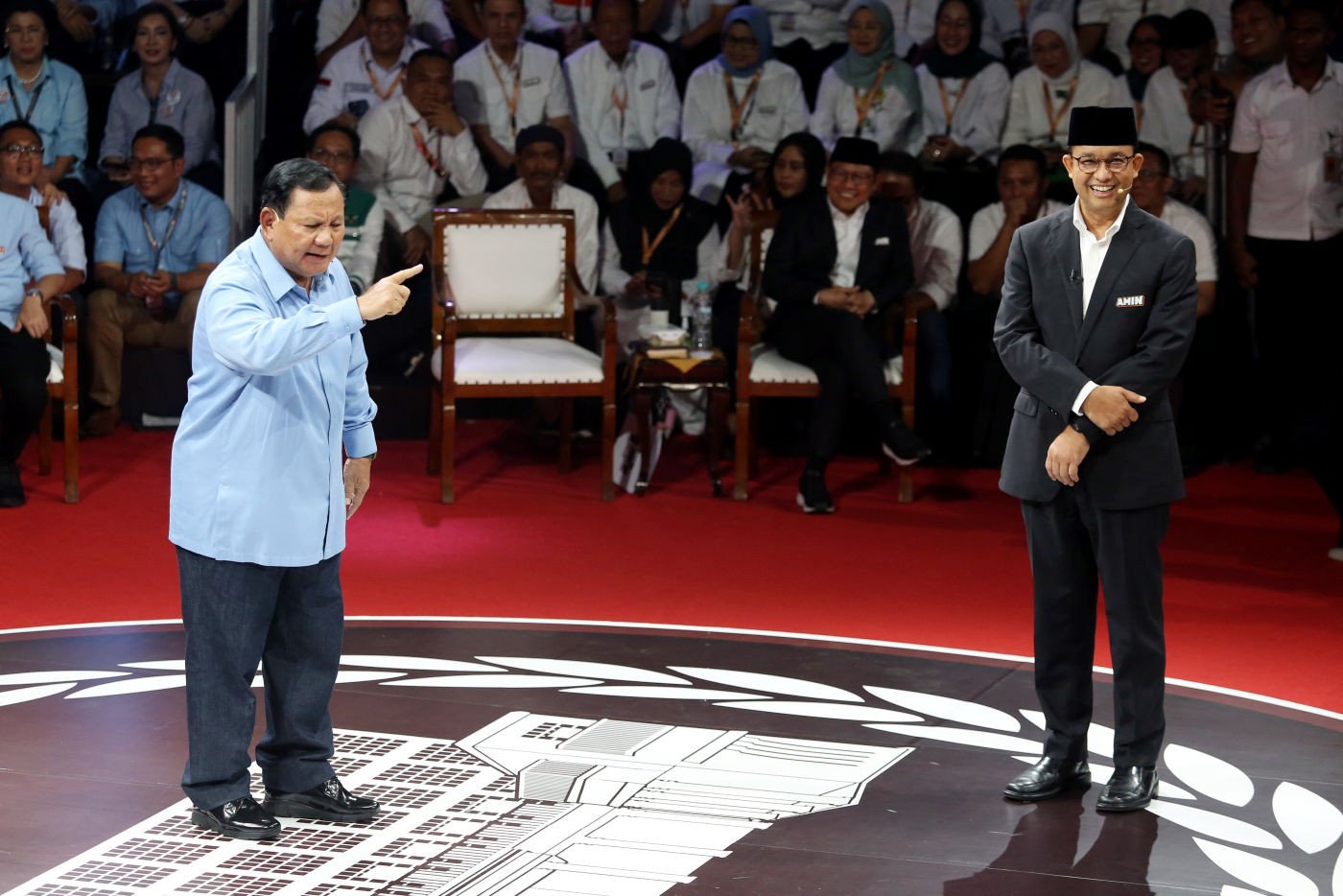 Prabowo Subianto (kiri) di atas panggung debat capres, Selasa (12/12). Foto: Ricardo/JPNN