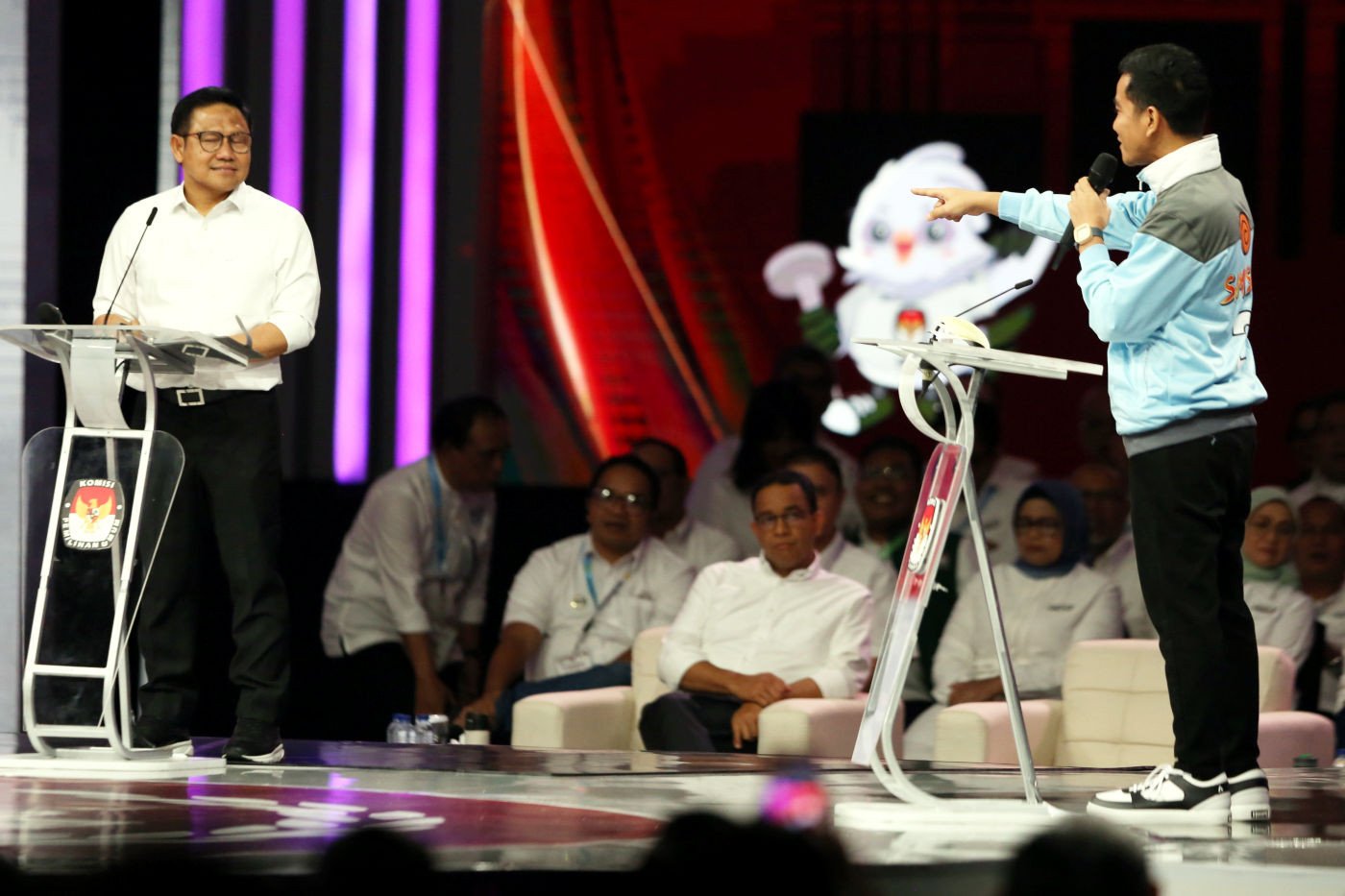 Muhaimin Iskandar (kiri) dan Gibran Rakabuming Raka di atas panggung Debat Keempat Cawapres Pemilu 2024 di Gedung JCC, Jakarta, Minggu (21/1).