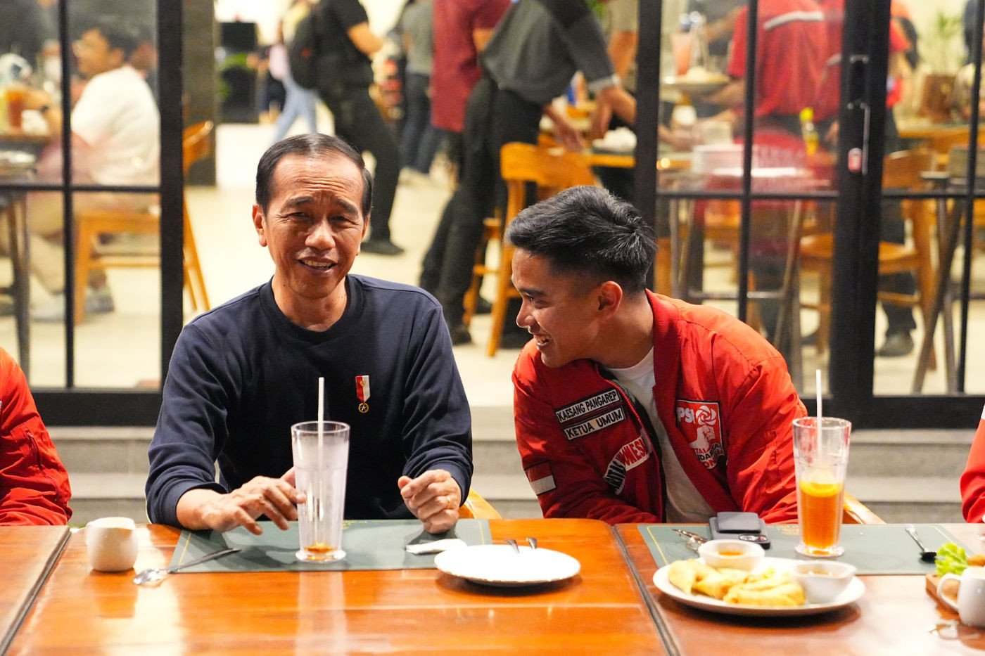 Presiden RI Joko Widodo dan Ketum PSI Kaesang Pangarep. Berdasar real count KPU per Minggu (25/2) pagi, perolehan suara PSI mendekati 2 juta. Ilustrasi : Source for JPNN